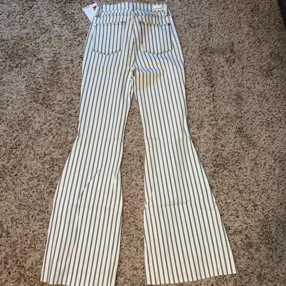 Brand new flare Judy Blue pants from the Buckle. Never worn, size 5 (27). - Picture 4 of 4